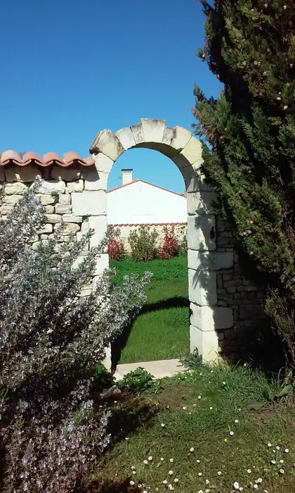 Arche en pierre dans un jardin